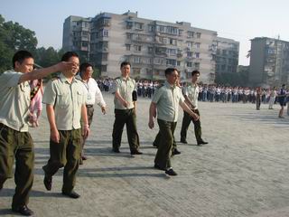 省軍區(qū)領(lǐng)導步入會場